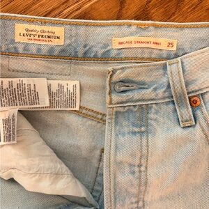 Levi’s ribcage straight ankle. Size 25